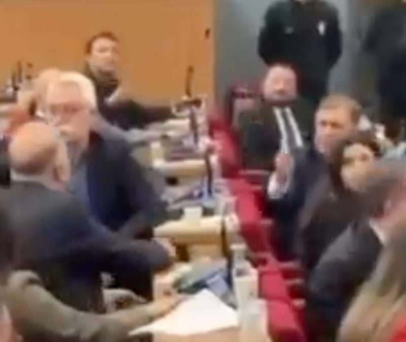 Cemil Tugay, AK Partili kadın meclis üyesine 'sahtekar' diyerek parmak salladı