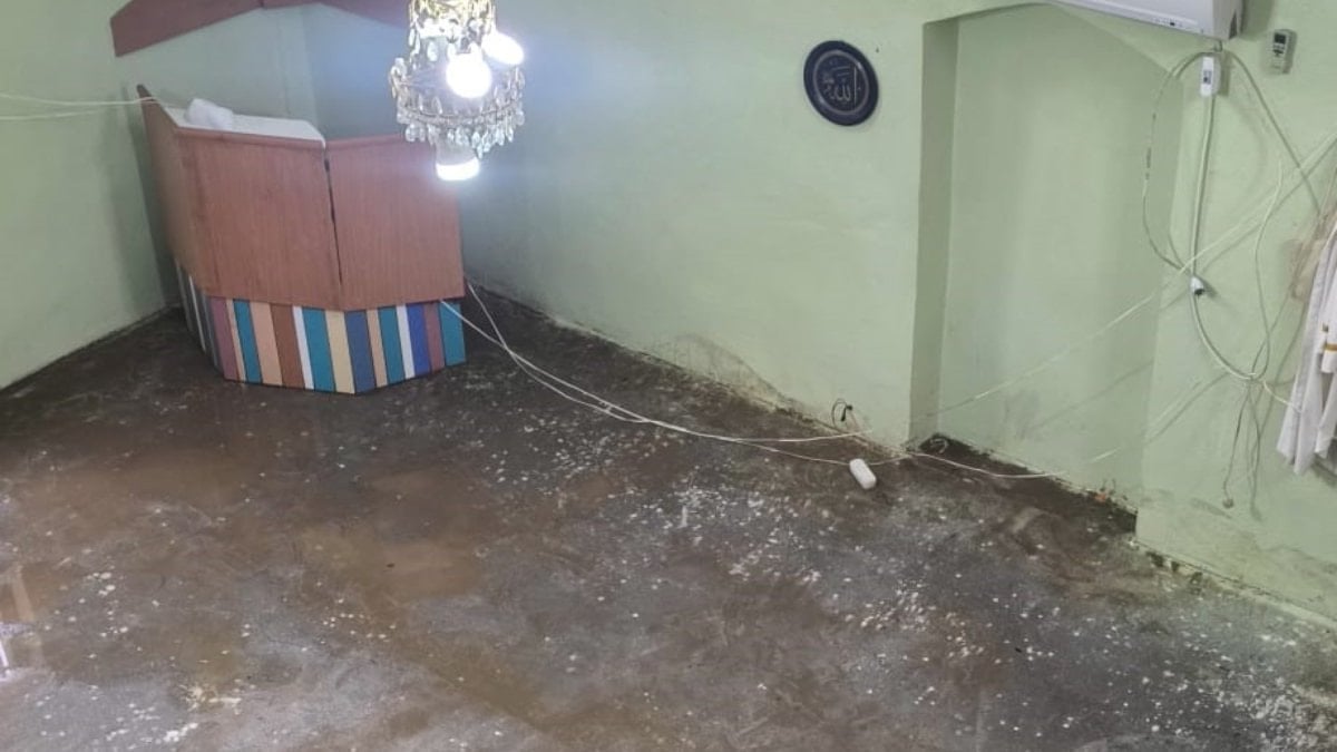Şırnak'ta aşırı yağışlar sonrası bir cami sular altında kaldı