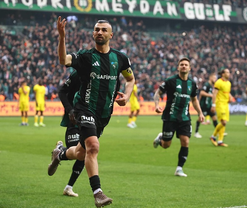 Serdar Dursun'dan minik taraftara jest