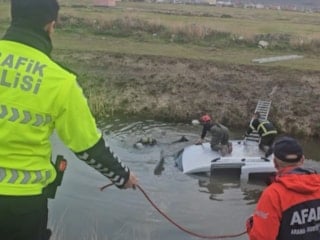 Aksaray'da su dolu kanala gömülmüş araç ekipleri harekete geçirdi