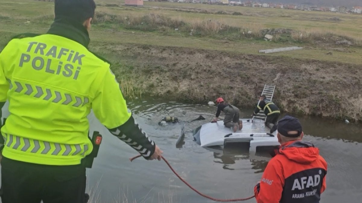 Aksaray'da su dolu kanala gömülmüş araç ekipleri harekete geçirdi