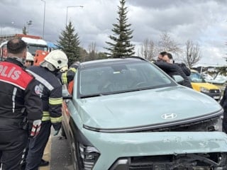 Erzurum'da kaza yapıp fenalaşan sürücü aracın camı kırılarak çıkarıldı