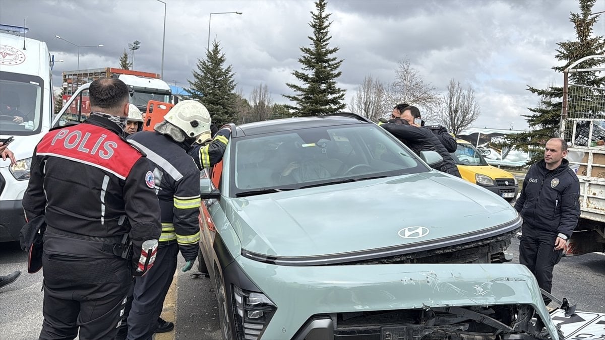 Erzurum'da kaza yapıp fenalaşan sürücü aracın camı kırılarak çıkarıldı