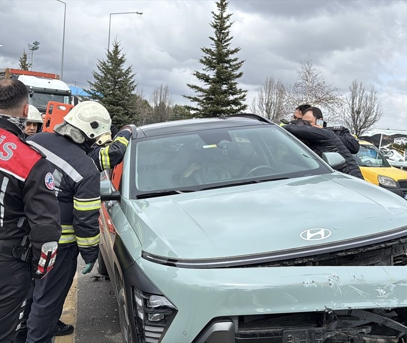 Erzurum'da kaza yapıp fenalaşan sürücü aracın camı kırılarak çıkarıldı