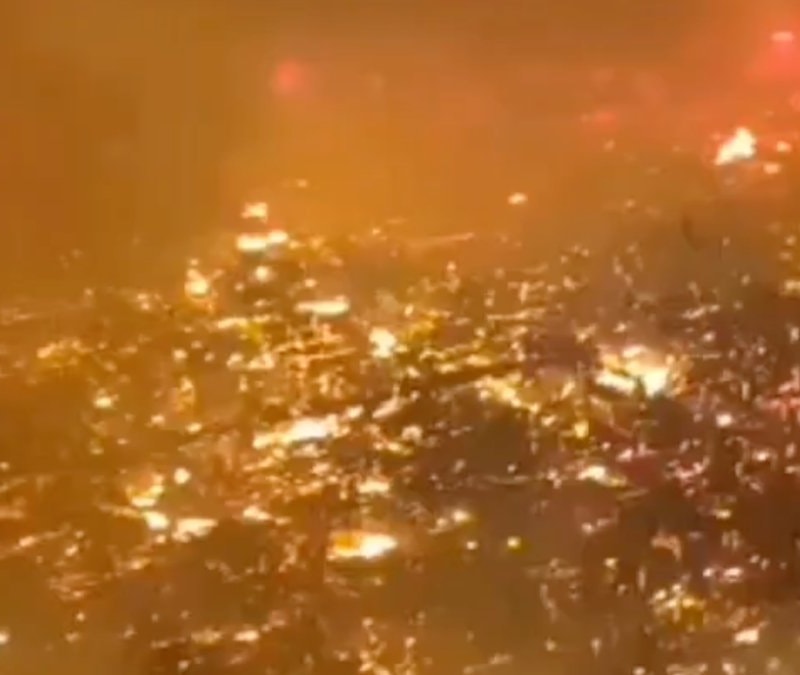 Malezya'da yüzen kasabada yangın dehşeti: Bin ev kül oldu