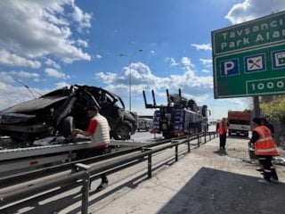 Kocaeli'de yön tabelasına çarptı