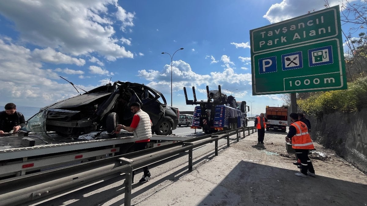 Kocaeli'de yön tabelasına çarptı