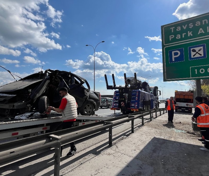 Kocaeli'de yön tabelasına çarptı