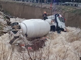 Bitlis’te dereye yuvarlanan beton mikserinin sürücüsü kayboldu