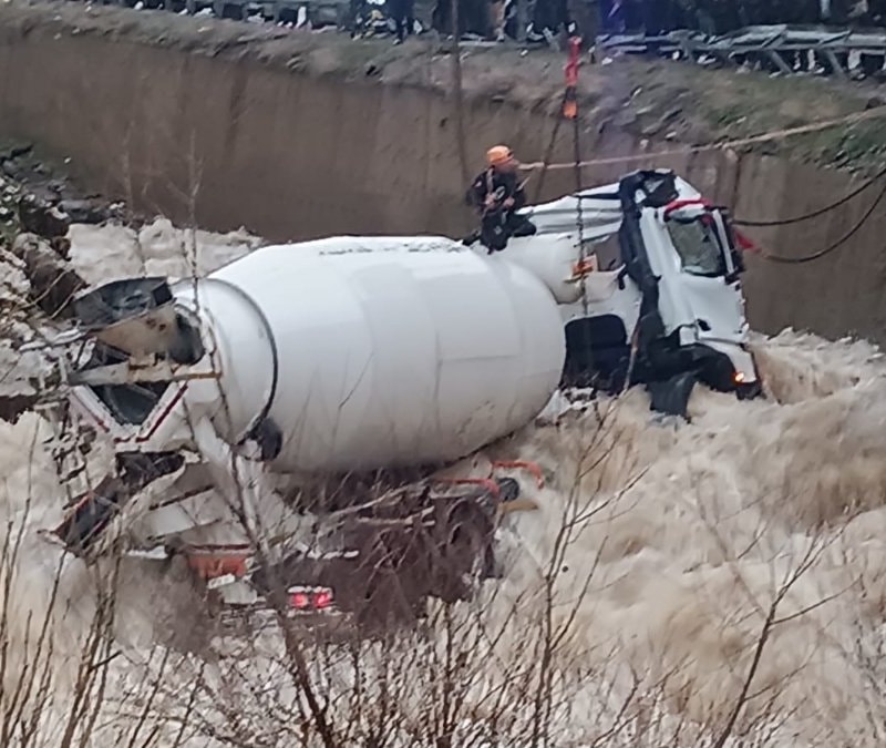 Bitlis’te dereye yuvarlanan beton mikserinin sürücüsü kayboldu