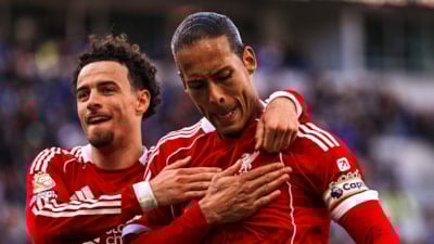 Liverpool, Everton'ı son dakikada devirdi