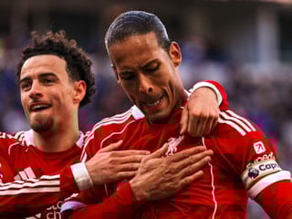 Liverpool, Everton'ı son dakikada devirdi