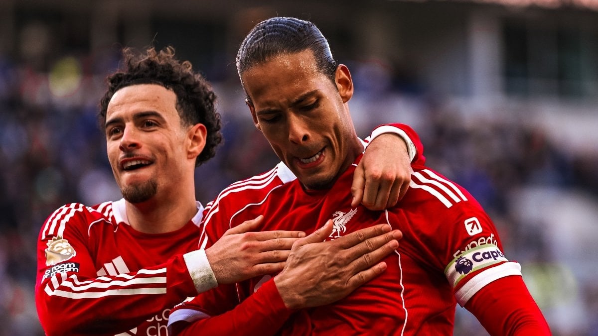 Liverpool, Everton'ı son dakikada devirdi