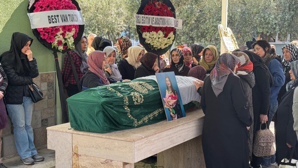 İzmir'de kazada hayatını kaybeden genç doktora son veda