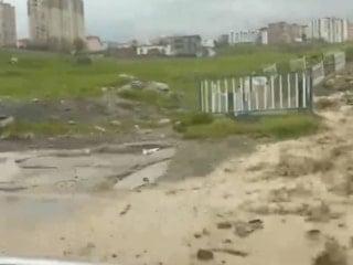 Şırnak'ta aşırı yağış sele neden oldu: Çocukları suda oynadı