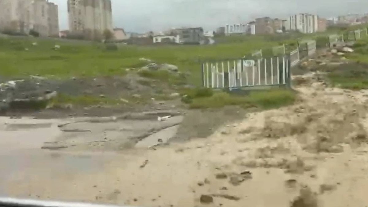 Şırnak'ta aşırı yağış sele neden oldu: Çocukları suda oynadı