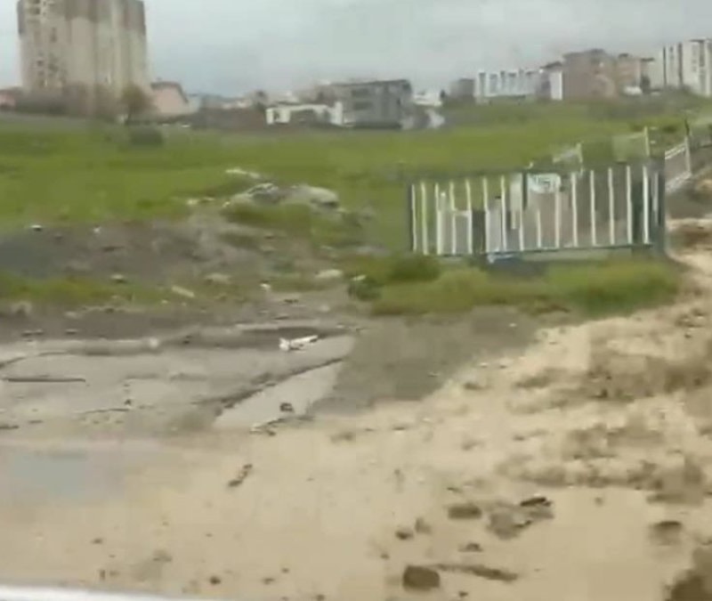 Şırnak'ta aşırı yağış sele neden oldu: Çocukları suda oynadı