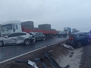 Aksaray'da kontrolü kaybolan yolcu otobüsü 10 otomobile çarparak durabildi