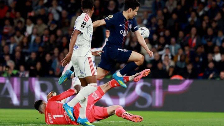 Olimpik Lyon, PSG'yi deplasmanda yendi