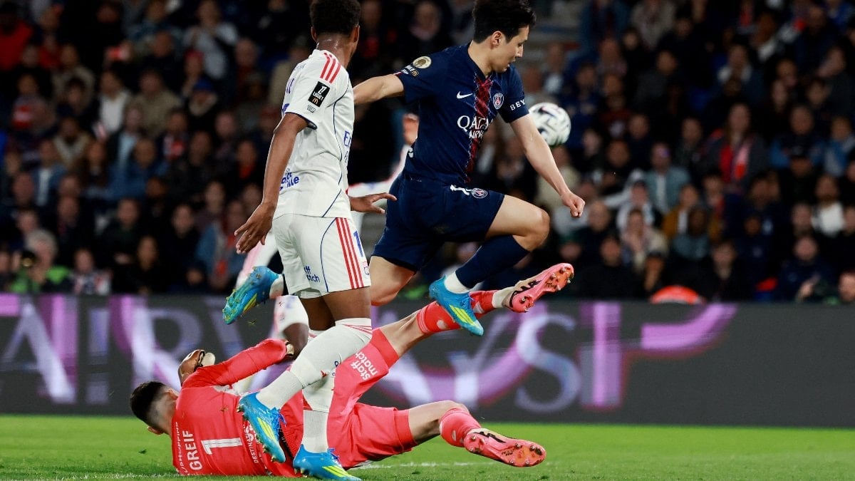 Olimpik Lyon, PSG'yi deplasmanda yendi
