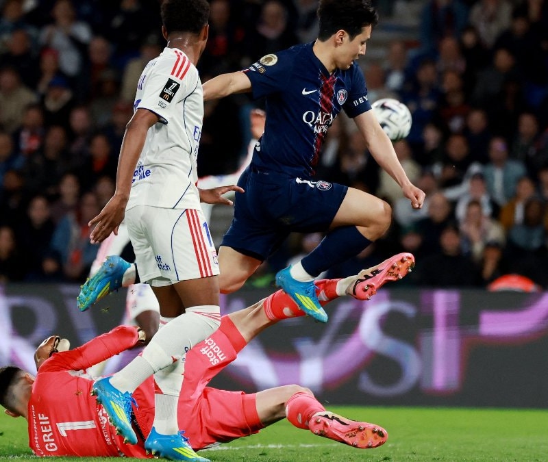 Olimpik Lyon, PSG'yi deplasmanda yendi