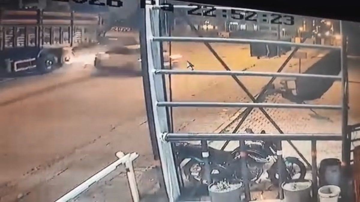 Elazığ’da 4 kişinin yaralandığı kaza kameraya yansıdı