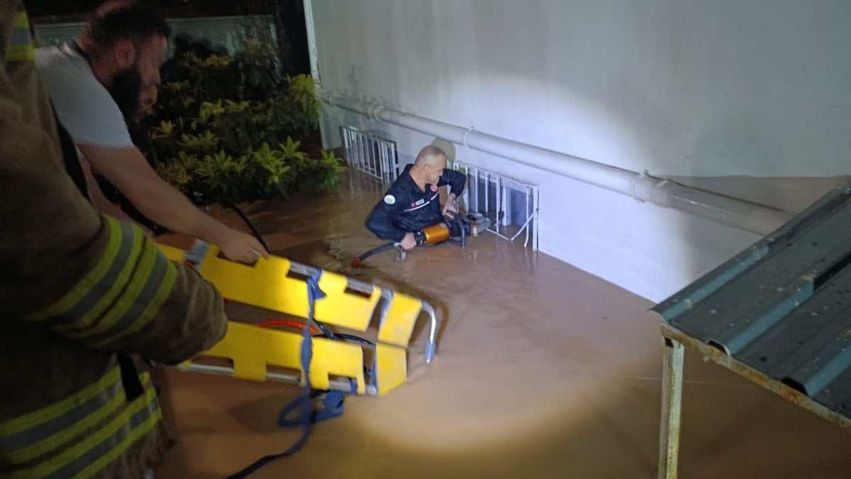 Mardin'de sağanakta, ev ve iş yerlerini su bastı