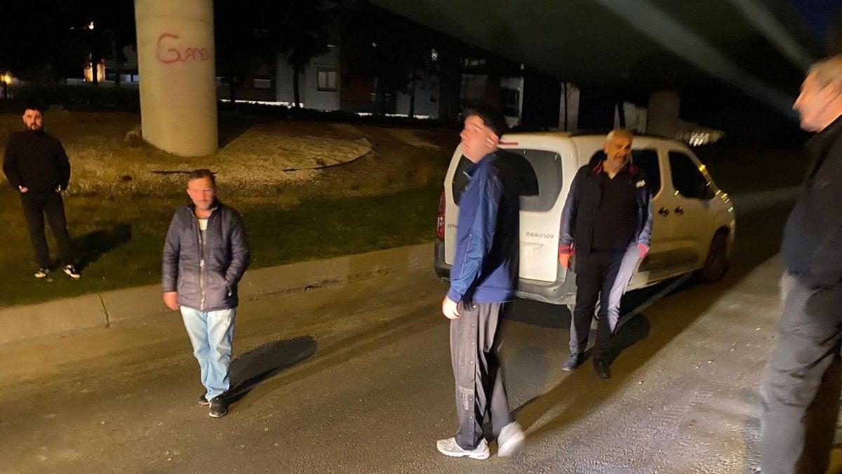 İstanbul'da yolda kalan araç trafiği kilitledi: Ortalık birbirine girdi