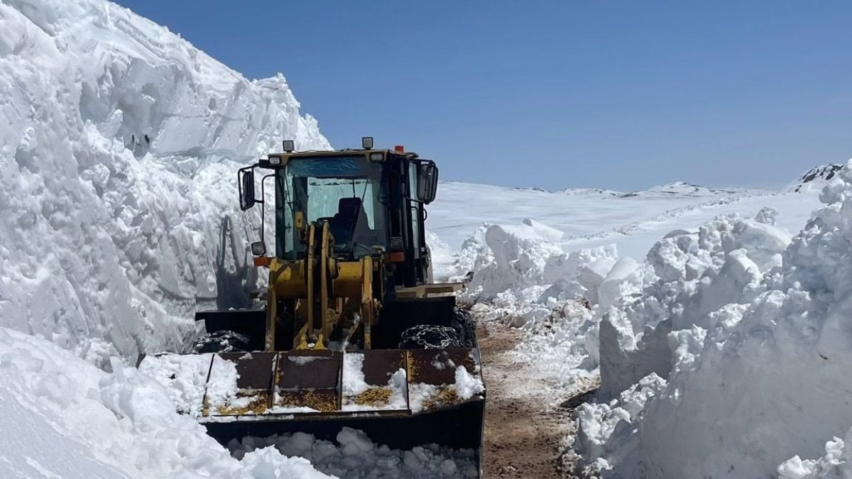 Erzurum'da 5 metreyi bulan karla mücadele