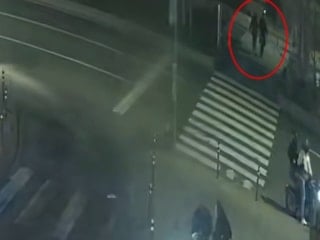 İstanbul'da yaya geçidinden geçmeye çalışan genç kıza otomobil çarptı: Kurtarılamadı