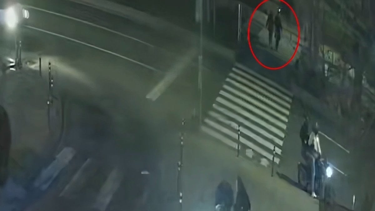 İstanbul'da yaya geçidinden geçmeye çalışan genç kıza otomobil çarptı: Kurtarılamadı