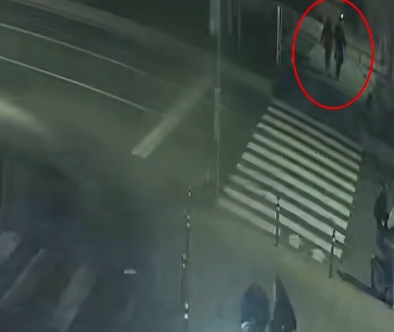 İstanbul'da yaya geçidinden geçmeye çalışan genç kıza otomobil çarptı: Kurtarılamadı