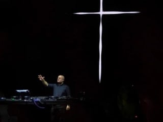 Gündüzleri kilise rahiplik yapan DJ, geceleri ise elektronik müziği ile pistleri dolduruyor