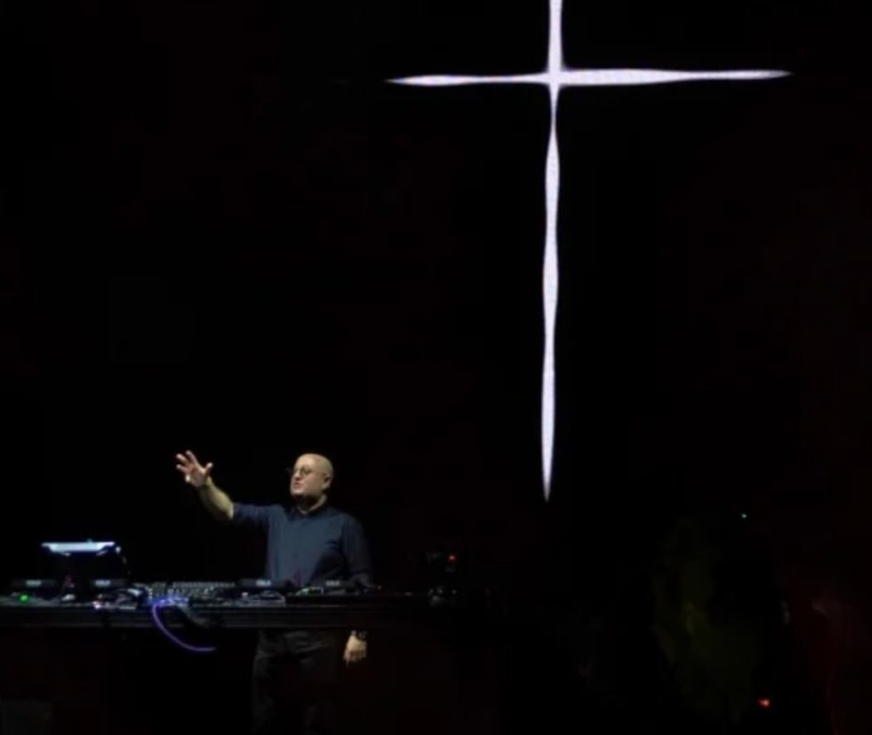 Gündüzleri kilise rahiplik yapan DJ, geceleri ise elektronik müziği ile pistleri dolduruyor