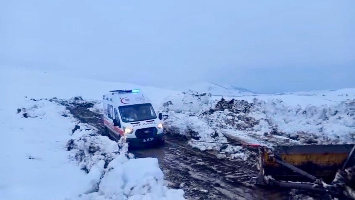Ağrı'da nisan ayında kar yolu kapattı