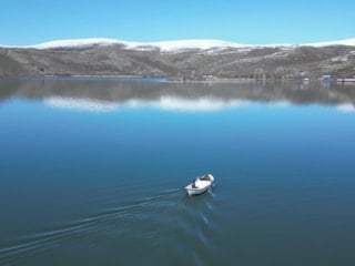 Kars'ta balıkçılar sandallarıyla Çıldır Gölü'ne açıldı