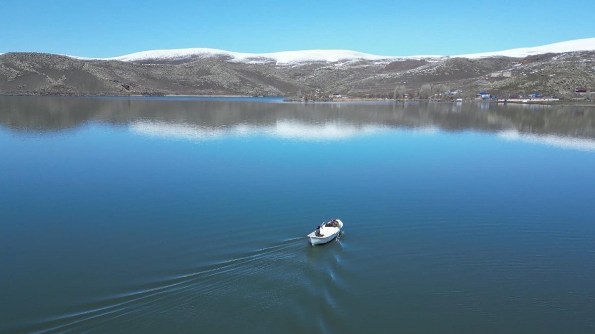 Kars'ta balıkçılar sandallarıyla Çıldır Gölü'ne açıldı