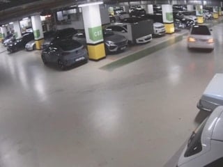 İstanbul'da alışveriş merkezinin otoparkında drift