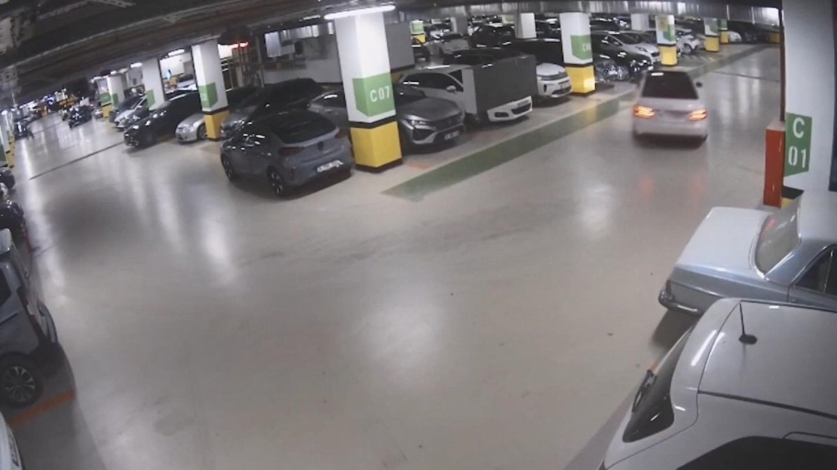 İstanbul'da alışveriş merkezinin otoparkında drift