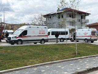Tokat'ta öğrenci servisi ile otomobilin çarpışması sonucu 10 öğrenci yaralandı