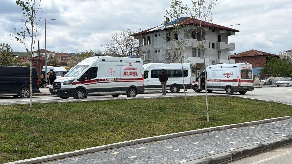 Tokat'ta öğrenci servisi ile otomobilin çarpışması sonucu 10 öğrenci yaralandı