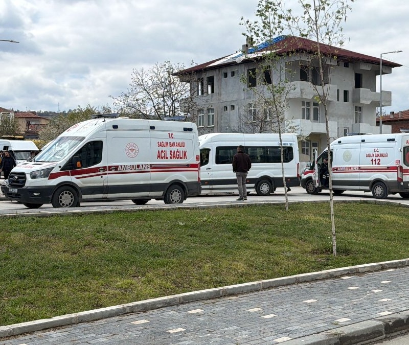 Tokat'ta öğrenci servisi ile otomobilin çarpışması sonucu 10 öğrenci yaralandı