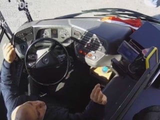 İstanbul'da bir otobüs şoförü yoldaki Türk bayrağını yerden alarak araca yerleştirdi