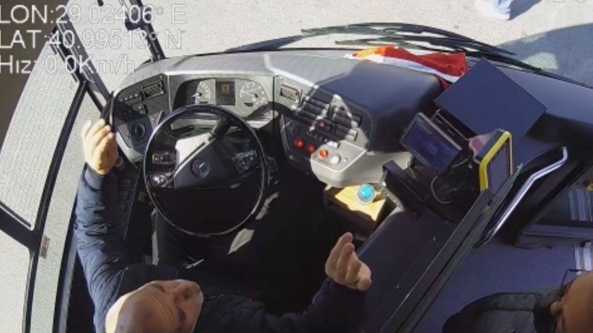 İstanbul'da bir otobüs şoförü yoldaki Türk bayrağını yerden alarak araca yerleştirdi