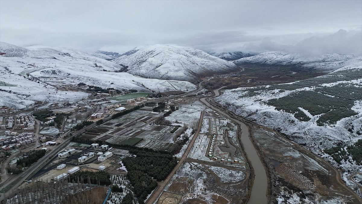 Bayburt’ta Nisan sürprizi: Kar yeniden yağdı