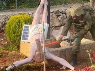 Lübnan’da İsrail askeri, İsa heykelini parçaladı