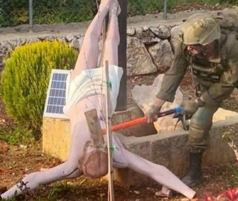 Lübnan’da İsrail askeri, İsa heykelini parçaladı