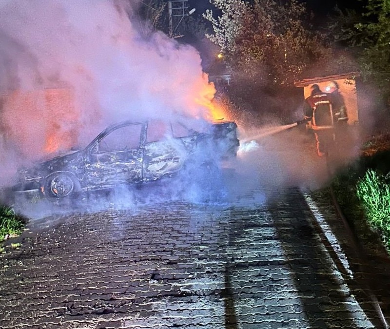 Edirne'd ğpark halindeki otomobil alev aldı