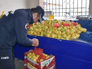Gaziantep'te pazarda akılalmaz hile: Çürük elmaları etiketle gizledi