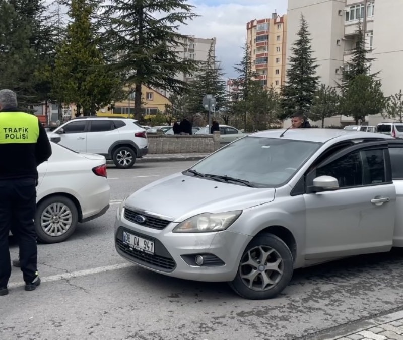 Kayseri'de dedesinin otomobiliyle gezerken uygulamaya takıldı: Ehliyetsiz çıktı